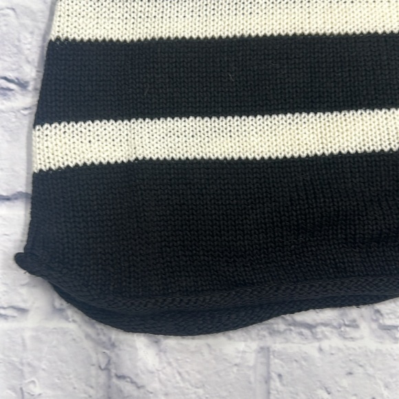 Black and white V-neck sweater from H&M size medium - Picture 2 of 3